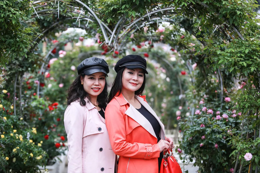 Điểm nhấn của lễ hội hoa Mê Linh là con đường trái tim dài 20m được trang trí 100% từ hoa hồng và sự kết hợp khéo léo của các thác hoa cao 4m. Nhiều người cho biết, phải đi hàng chục cây số để có thể đến tận nơi chiêm ngưỡng được các loại hoa được trang trí tại lễ hội hoa. Điểm nhấn của lễ hội hoa Mê Linh là con đường trái tim dài 20m được trang trí 100% từ hoa hồng và sự kết hợp khéo léo của các thác hoa cao 4m. Nhiều người cho biết, phải đi hàng chục cây số để có thể đến tận nơi chiêm ngưỡng được các loại hoa được trang trí tại lễ hội hoa.