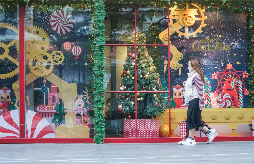 Ngày noel cũng là một thông điệp của hoà bình: &quot;Vinh danh Thượng Đế trên cao – Bình an cho người dưới thế” - đây là câu được hát bởi những thiên thần báo tin sự xuất hiện của vị cứu thế và Noel cũng là ngày người ta chia sẻ với những ai bị bỏ rơi, bị cô đơn, bệnh hoạn, già yếu…