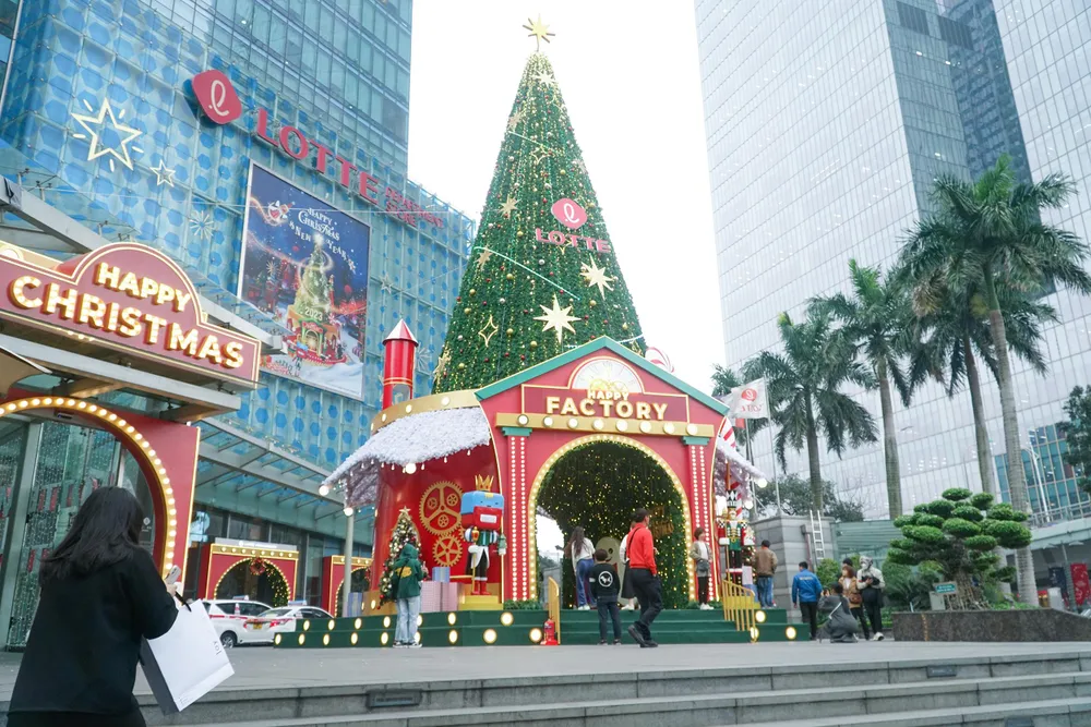 Tại tòa nhà Lotte trên phố Đào Tấn - Liễu Giai, một cây thông khổng lồ đã được dựng ngay phía dưới chân của tòa nhà, thu hút nhiều người dân.