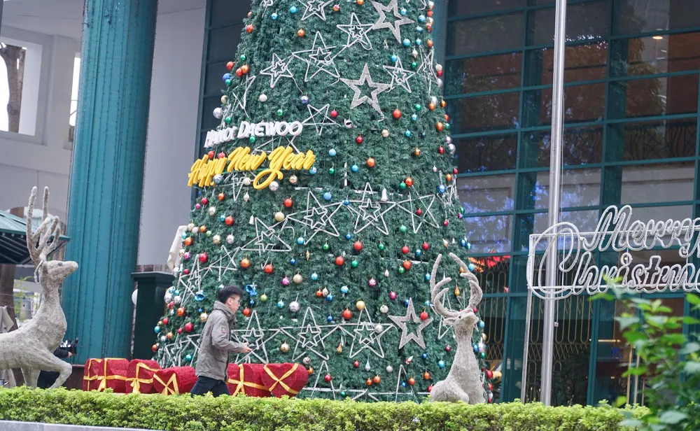 Nhiều nơi ở Hà Nội hiện giờ đều được trang trí rực rỡ với cây thông Noel cùng những chú tuần lộc và ánh đèn lung linh.