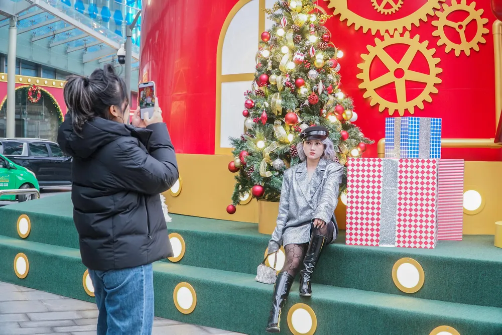 Lễ chính thức ngày 25-12 được gọi là &quot;lễ chính ngày&quot;, còn lễ đêm 24-12 gọi là &quot;lễ vọng&quot; và thường thu hút nhiều người tham dự hơn.