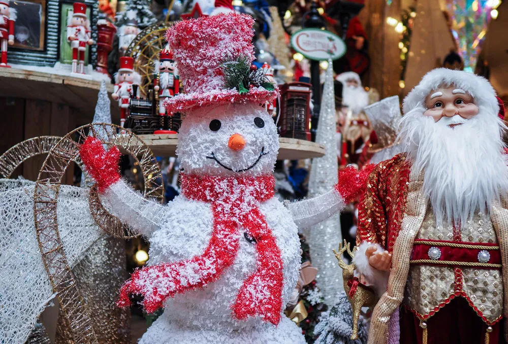 Phố Hàng Mã là điểm thu hút nhiều khách tham quan, mua sắm của Hà Nội. Nơi đây đặc biệt đông đúc vào các dịp như Tết Nguyên đán, Tết Trung thu, Giáng sinh.