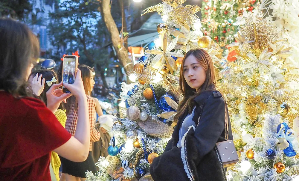 Nhiều bạn trẻ đã tới phố Hàng Mã để đi chơi Noel từ rất sớm, tất cả đều muốn lưu cho mình những bức ảnh đẹp nhất về mùa Giáng sinh 2022.