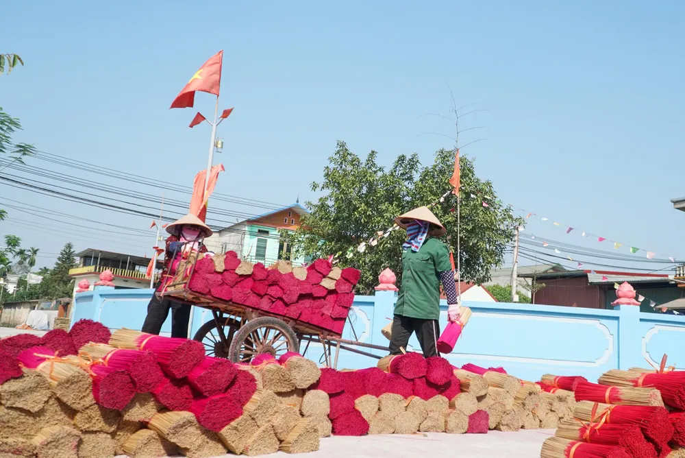 Làng hương Quảng Phú Cầu là một địa phương nằm ở ngoại ô Hà Nội, đây là làng nghề truyền thống nổi tiếng với hơn một thế kỷ làm tăm hương. Làng hương Quảng Phú Cầu là một địa phương nằm ở ngoại ô Hà Nội, đây là làng nghề truyền thống nổi tiếng với hơn một thế kỷ làm tăm hương.
