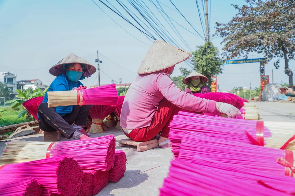 Theo người dân nơi đây, để hoàn thành một nén hương, người thợ phải làm nhiều công đoạn từ chẻ tre hoặc vầu, vót tăm, nhuộm chân hương, làm thân hương, phơi khô và đóng gói. Theo người dân nơi đây, để hoàn thành một nén hương, người thợ phải làm nhiều công đoạn từ chẻ tre hoặc vầu, vót tăm, nhuộm chân hương, làm thân hương, phơi khô và đóng gói.