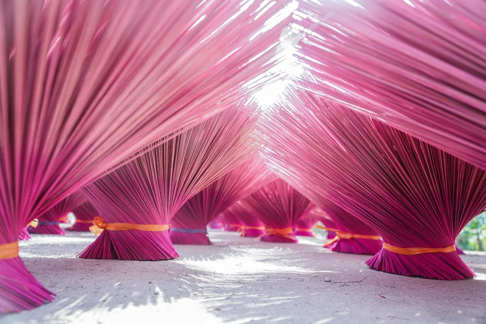 Trước đây hương ở Quảng Phú Cầu chỉ sản xuất để phục vụ thị trường trong huyện và một số tỉnh lân cận. Trước đây hương ở Quảng Phú Cầu chỉ sản xuất để phục vụ thị trường trong huyện và một số tỉnh lân cận.