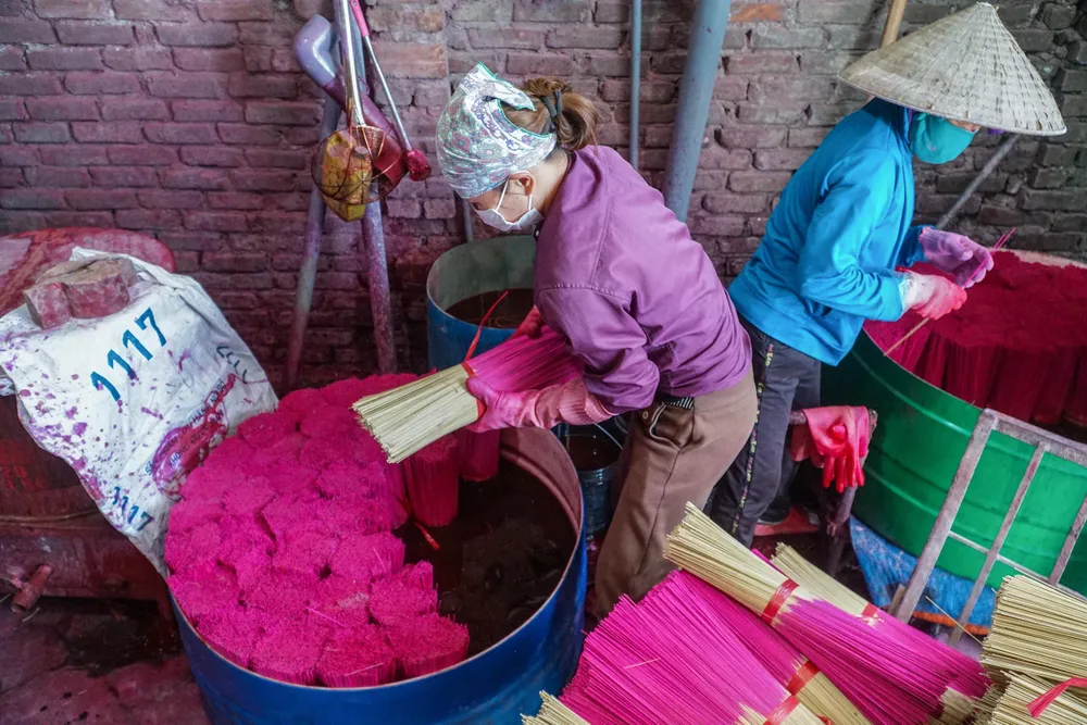 Nhưng đến dịp kỷ niệm 1.000 năm Thăng Long Hà Nội (năm 2010), những nghệ nhân của làng nghề đã giới thiệu về sản phẩm của làng nên được nhiều người biết đến. Cũng từ đó, hương ở Quảng Phú Cầu được xuất khẩu đi Ấn Độ, Trung Quốc… Nhưng đến dịp kỷ niệm 1.000 năm Thăng Long Hà Nội (năm 2010), những nghệ nhân của làng nghề đã giới thiệu về sản phẩm của làng nên được nhiều người biết đến. Cũng từ đó, hương ở Quảng Phú Cầu được xuất khẩu đi Ấn Độ, Trung Quốc…