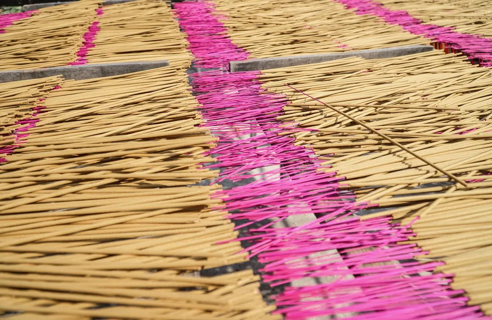 Người Việt quan niệm, thắp một nén hương lên ban thờ là thể hiện sự thành kính đối với tổ tiên, thần linh. Người Việt quan niệm, thắp một nén hương lên ban thờ là thể hiện sự thành kính đối với tổ tiên, thần linh.