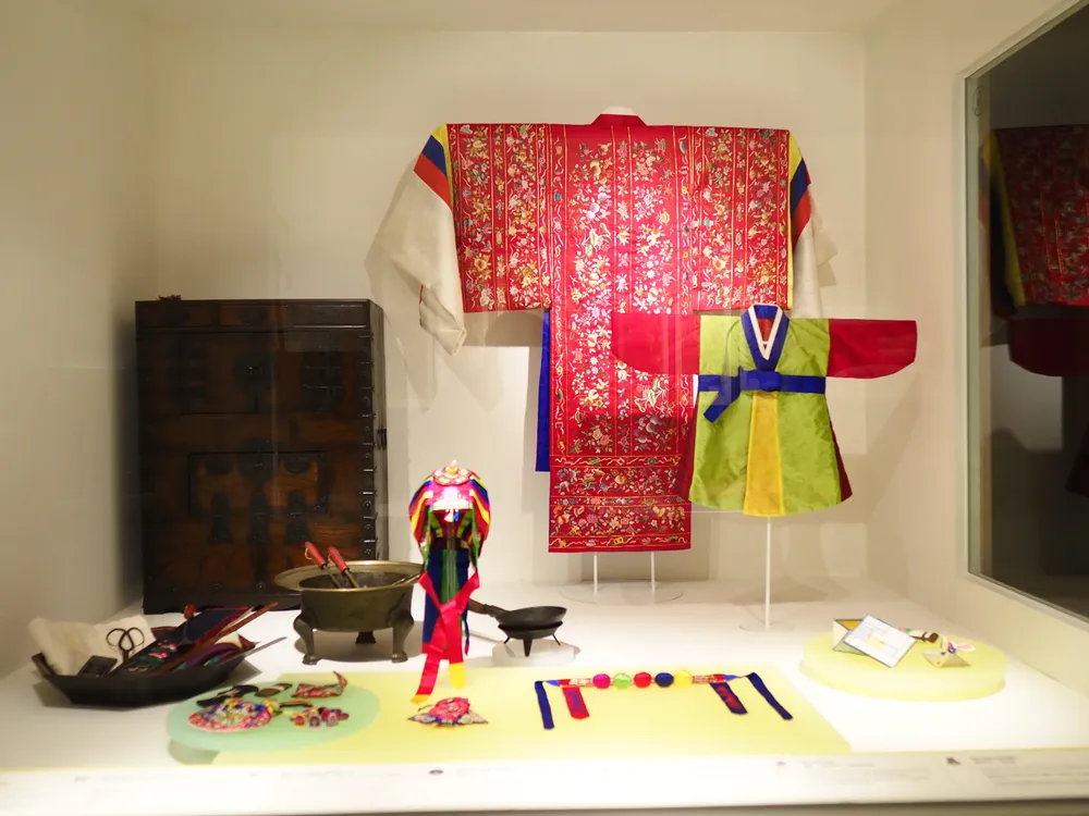 Các không gian giới thiệu nét văn hóa truyền thống đang tồn tại trong đời sống hiện đại với các phong tục thờ cúng tổ tiên, Tết Trung thu…