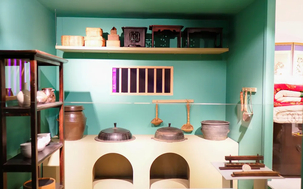 Phòng Hàn Quốc trưng bày giới thiệu câu chuyện về cuộc sống thường ngày của người Hàn Quốc thông qua việc tái hiện nhà truyền thống Hanok thời Joseon và chung cư - loại hình nhà ở phố biến nhất thời hiện đại.