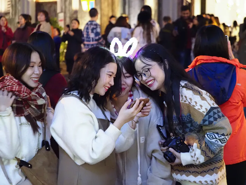 Ngày lễ được cử hành chính thức vào ngày 25-12 nhưng thường được tổ chức từ tối ngày 24-12 bởi theo lịch Do Thái, thời điểm tính bắt đầu một ngày là lúc hoàng hôn chứ không phải nửa đêm. Ngày lễ được cử hành chính thức vào ngày 25-12 nhưng thường được tổ chức từ tối ngày 24-12 bởi theo lịch Do Thái, thời điểm tính bắt đầu một ngày là lúc hoàng hôn chứ không phải nửa đêm.