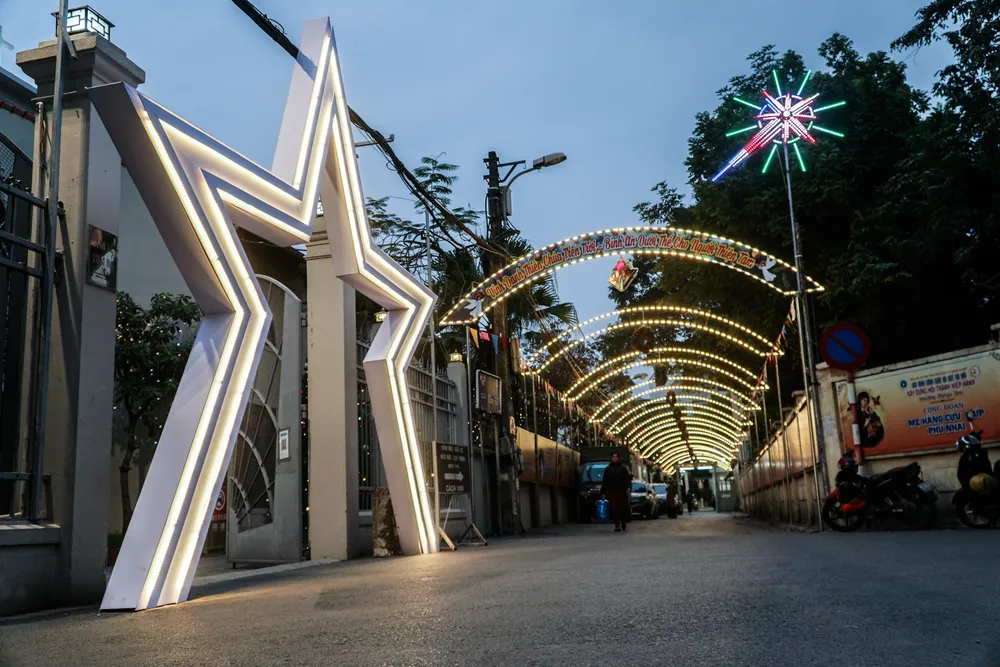 Tại Nhà thờ Thái Hà, quận Đống Đa, TP Hà Nội, từ nhiều ngày nay khi đêm buông xuống, những ánh đèn lung linh đủ sắc màu đã được thắp lên để chào đón mùa Giáng sinh 2022. Tại Nhà thờ Thái Hà, quận Đống Đa, TP Hà Nội, từ nhiều ngày nay khi đêm buông xuống, những ánh đèn lung linh đủ sắc màu đã được thắp lên để chào đón mùa Giáng sinh 2022.