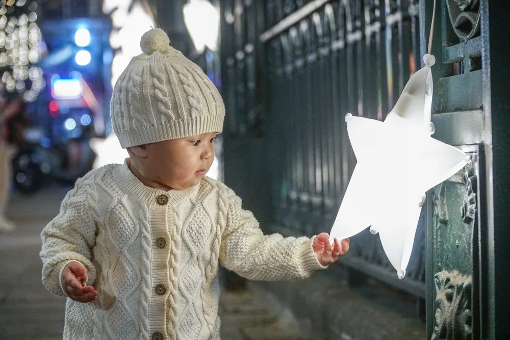 Tuy không phải là một dịp lễ truyền thống của Việt Nam, nhưng nhiều năm gần đây, lễ Giáng sinh được tổ chức rất cầu kì, trang trọng. Tuy không phải là một dịp lễ truyền thống của Việt Nam, nhưng nhiều năm gần đây, lễ Giáng sinh được tổ chức rất cầu kì, trang trọng.