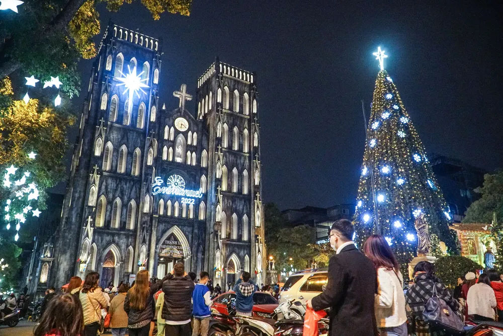 Tại Nhà thờ Lớn, quận Hoàn Kiếm, một cây thông cao tới cả chục mét được dựng ngay phía trước nhà thờ. Tại Nhà thờ Lớn, quận Hoàn Kiếm, một cây thông cao tới cả chục mét được dựng ngay phía trước nhà thờ.