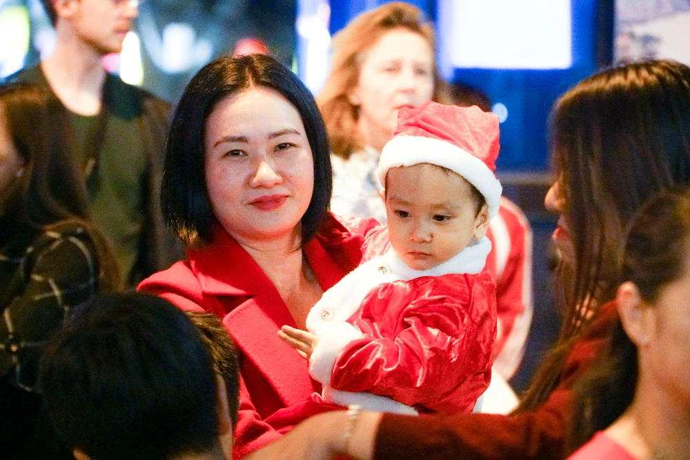 Chị Nguyễn Thị Hoan (trú quận Cầu Giấy, Hà Nội) cho biết: "Mình rất háo hức khi phố ẩm thực đi vào hoạt động. Mới ngày đầu khai trương, con phố đã thu hút rất nhiều khách du lịch"