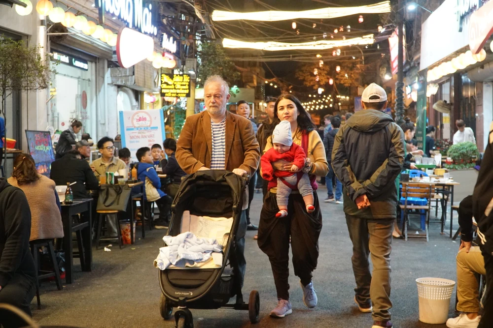 Việc khai trương khu phố góp thêm không gian vui chơi, giải trí, mua sắm cho người dân Thủ đô và du khách.