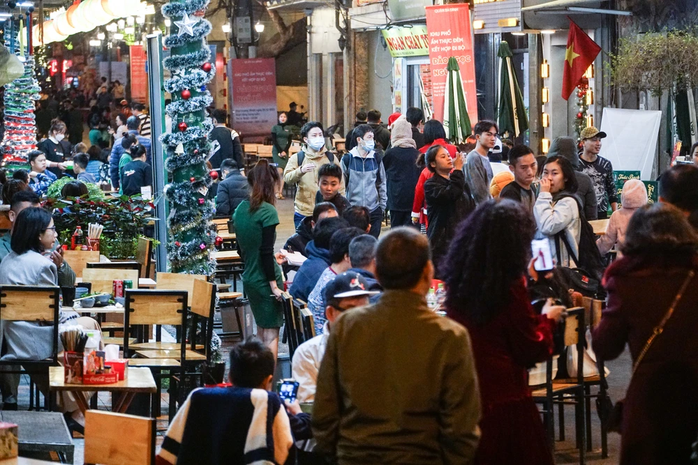 Khoảng 19h30, bên trong khu vực phố ẩm thực đêm Đảo Ngọc - Ngũ Xã có rất đông du khách đến tham quan, ăn uống.