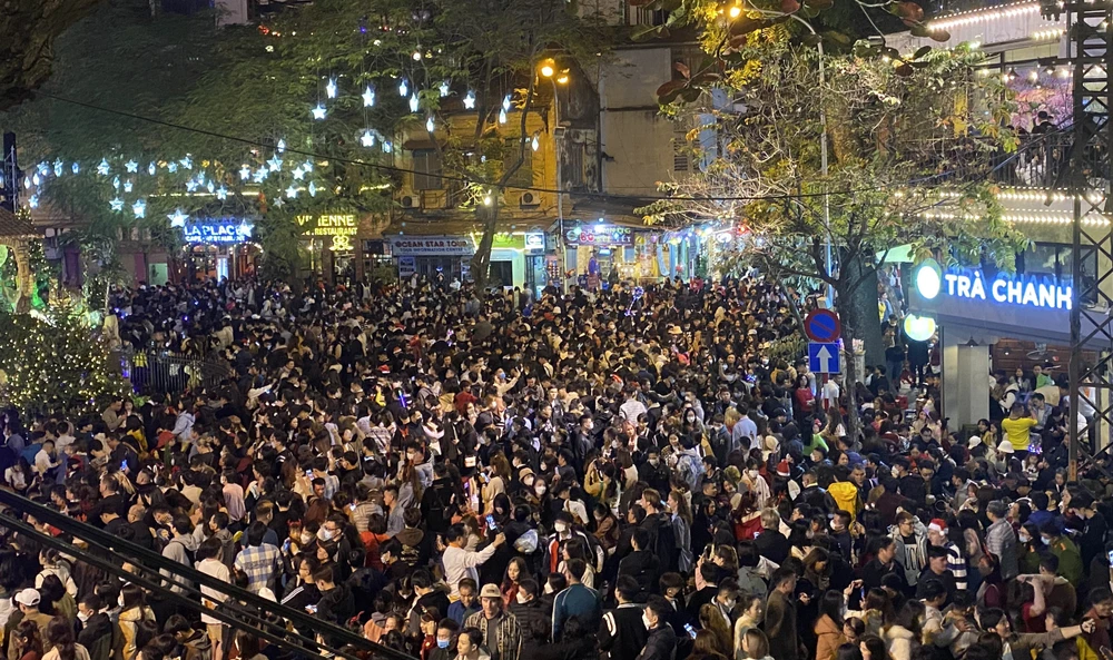 Do đó, ngay từ tối 24-12, rất đông người dân đã đổ về Hà Nội để đón Giáng sinh.