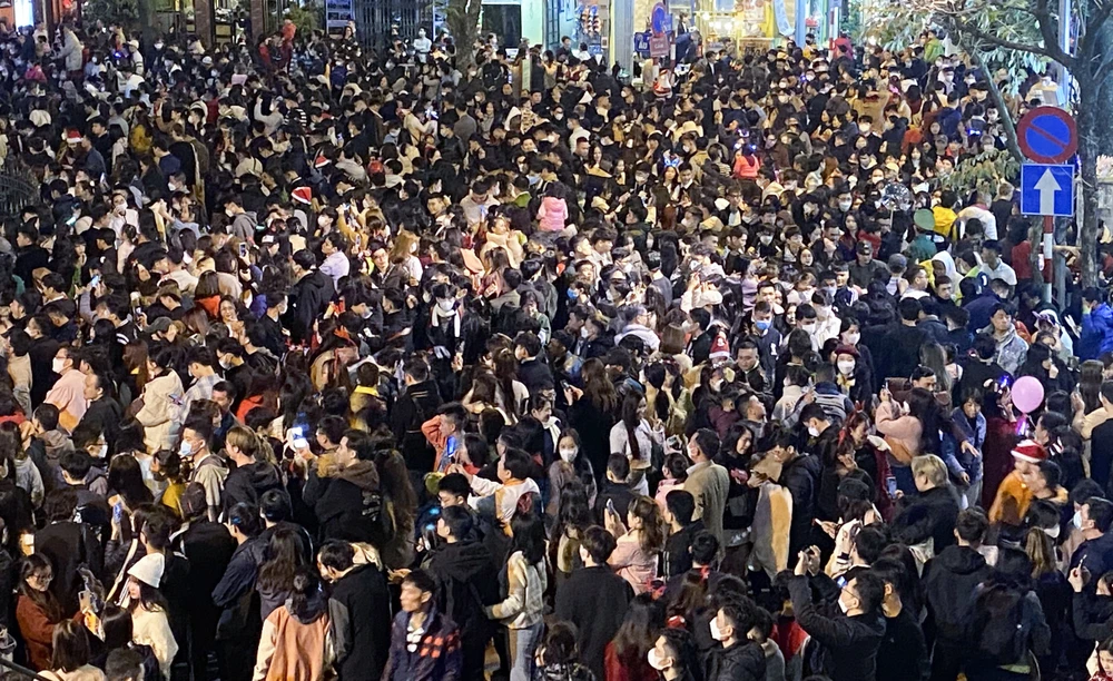 Theo chia sẻ của nhiều người xa nhà, vì lý do công việc không thể về quê đón Giáng sinh nên tranh thủ buổi tối đi tham quan tại Nhà thờ Lớn Hà Nội để tận hưởng không khí ngày lễ Giáng sinh năm 2022.