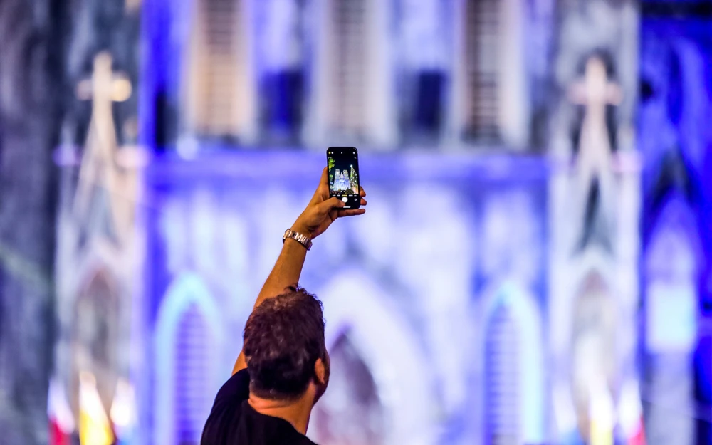 Tuy không phải là một dịp lễ truyền thống của Việt Nam, nhưng nhiều năm gần đây, lễ Giáng sinh được tổ chức rất cầu kì, trang trọng.