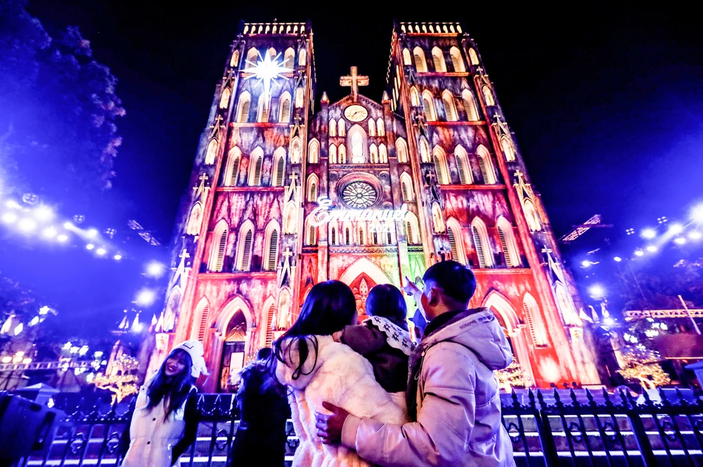 Nhà thờ Lớn Hà Nội được trang trí lộng lẫy để chào đón Giáng sinh. Nhà thờ khoác lên mình "tấm áo mới" khác hoàn toàn so với những ngày thường.