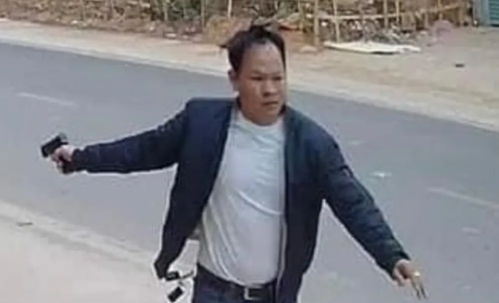 Nghi phạm dùng súng chống lại lực lượng chức năng khi tẩu thoát. Ảnh cắt từ clip Nghi phạm dùng súng chống lại lực lượng chức năng khi tẩu thoát. Ảnh cắt từ clip