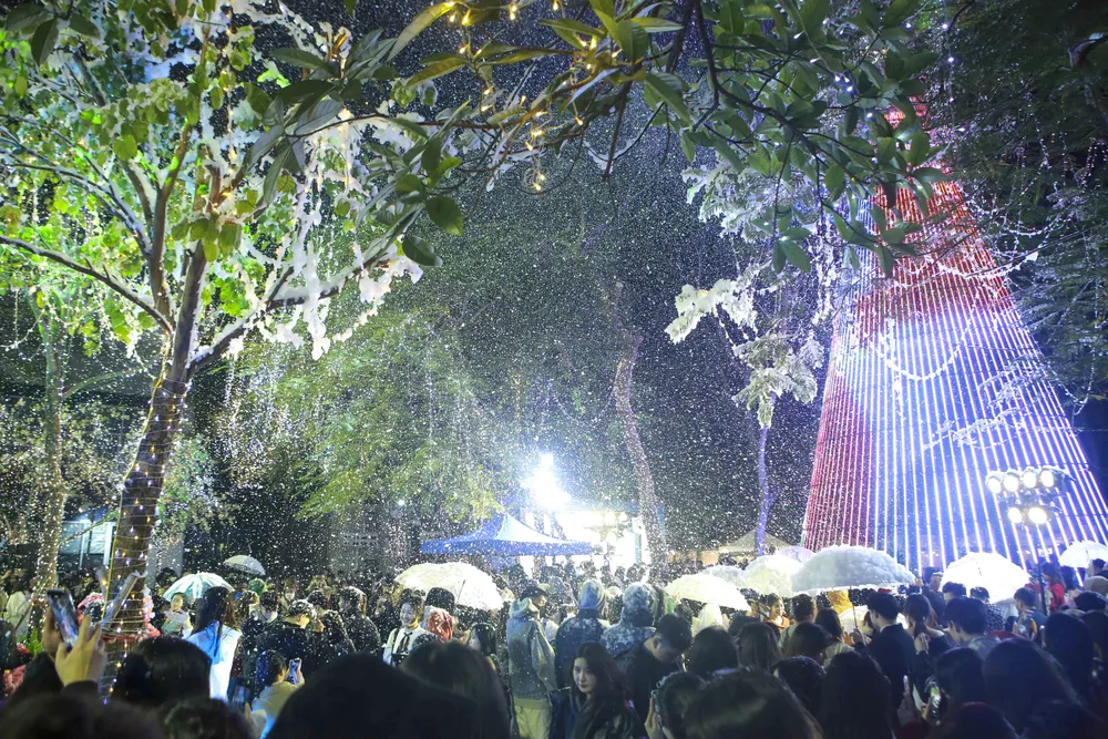 Đêm 24-12, tại Trường ĐH Thăng Long, TP Hà Nội, nhiều bạn trẻ đã tập trung để đón Noel.
