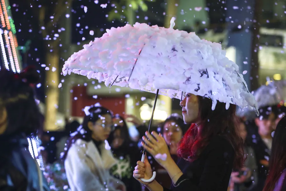 Với những &quot;bông tuyết&quot; trắng xóa kèm cảm giác se lạnh làm cho mọi người thấy mình như đang được đứng dưới bầu trời châu Âu, như những bộ phim lãng mạn về tuyết rơi đã từng xem.