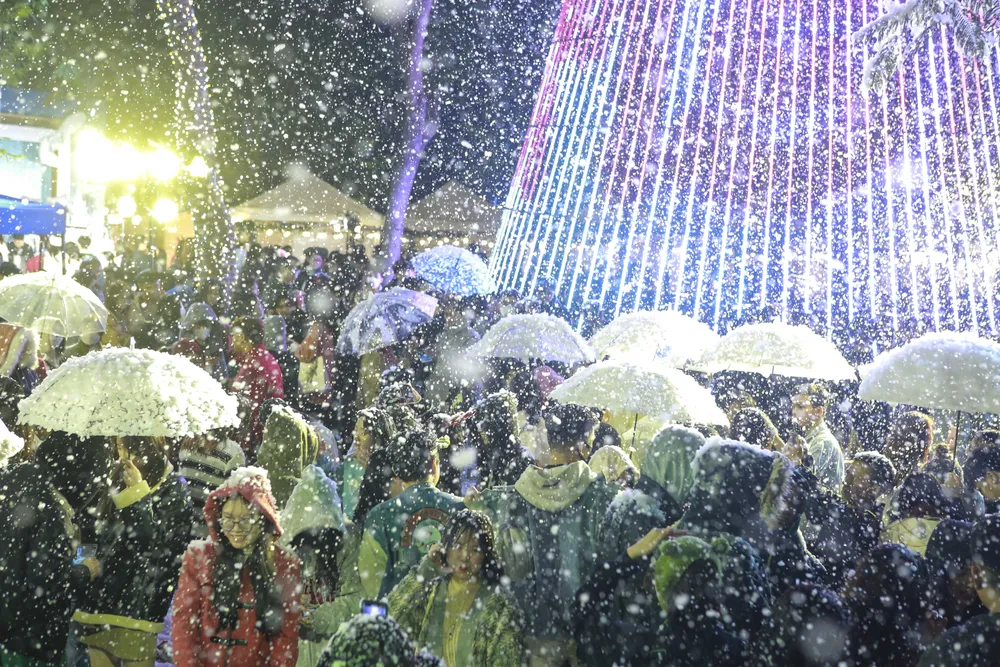 Điều đáng chú ý, một cơn “mưa tuyết” lãng mạn không khác gì bầu trời châu Âu vào đêm Noel đã khiến các bạn trẻ có được một đêm Giáng sinh thật ý nghĩa.