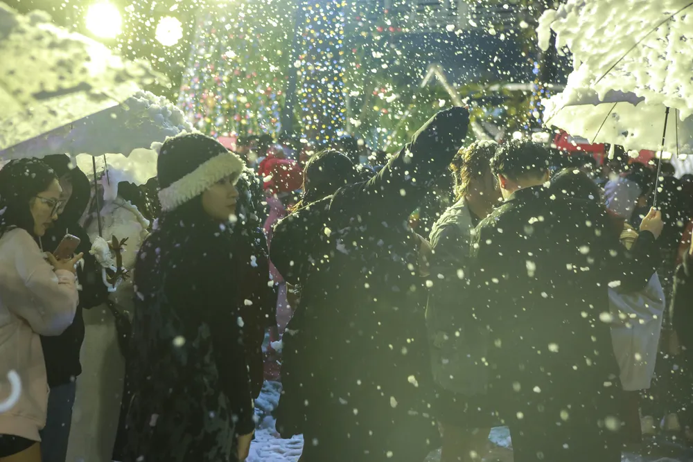 Tuyết sẽ được phun từ trên đỉnh cây thông Noel xuống bằng các đường ống đã lắp sẵn.