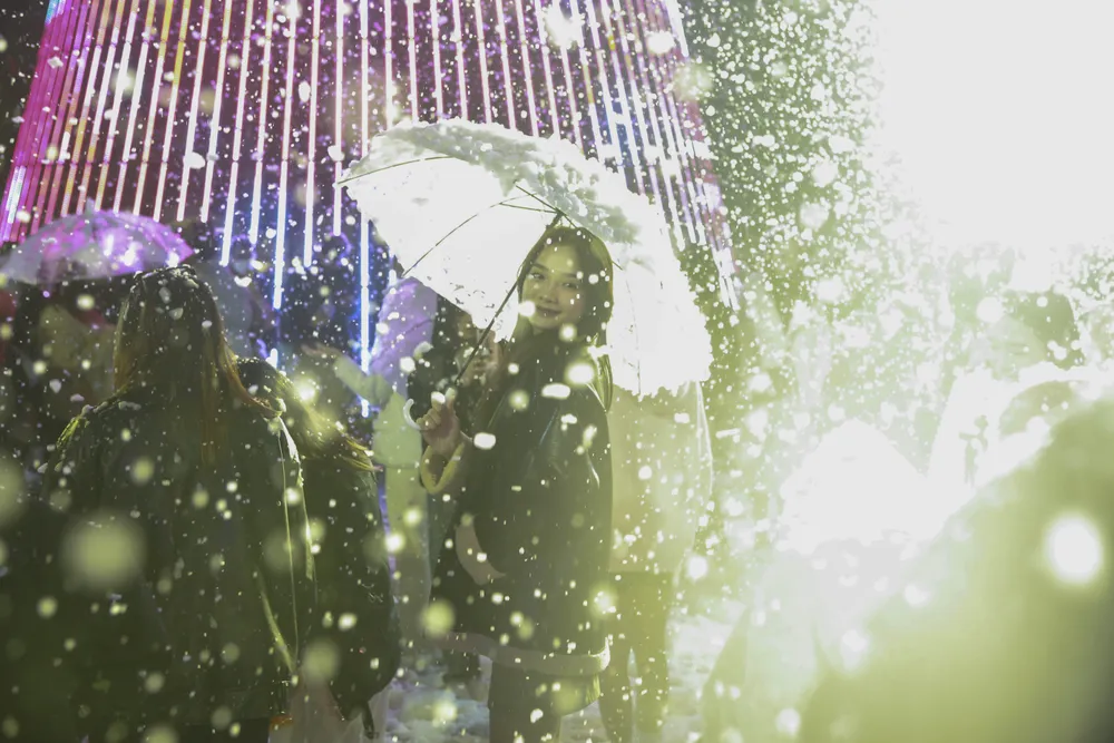 Nhiều bạn trẻ tạo dáng, chụp những bức ảnh thật đẹp về khoảnh khắc &quot;tuyết rơi&quot;.