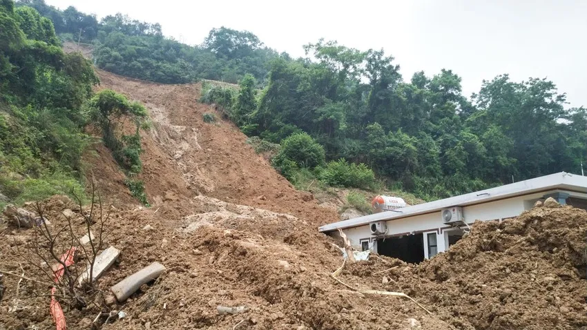 Hiện trường nơi xảy ra vụ sạt lở khiến 4 người tử vong ở Vĩnh Phúc hồi tháng 5-2022. Ảnh: PHI HÙNG