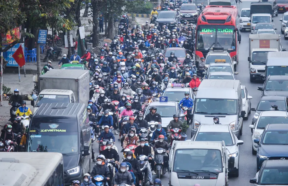 Lúc 17 giờ, dòng phương tiện mỗi lúc một đông đúc, nhiều đoạn các phương tiện ùn ứ di chuyển chậm chạp.