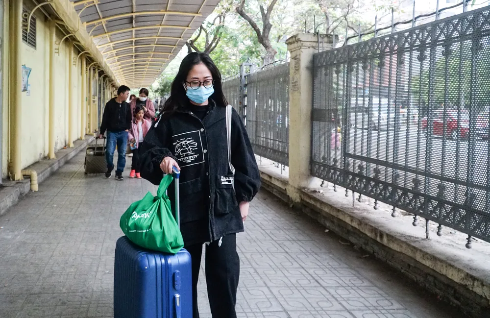 Dưới thời tiết se lạnh của Thủ đô, ai nấy cũng đều trang bị cho mình áo khoác, khẩu trang để giữ ấm cho cơ thể.