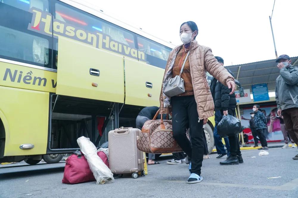 Tại khu vực trả khách của bến xe Mỹ Đình, các chuyến xe từ các tỉnh liên tục cập bến mang theo hành khách.