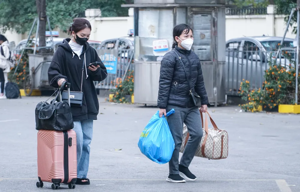 Người và đồ đạc lỉnh kỉnh là những gì thường thấy sau mỗi kỳ nghỉ lễ quay trở lại Hà Nội.