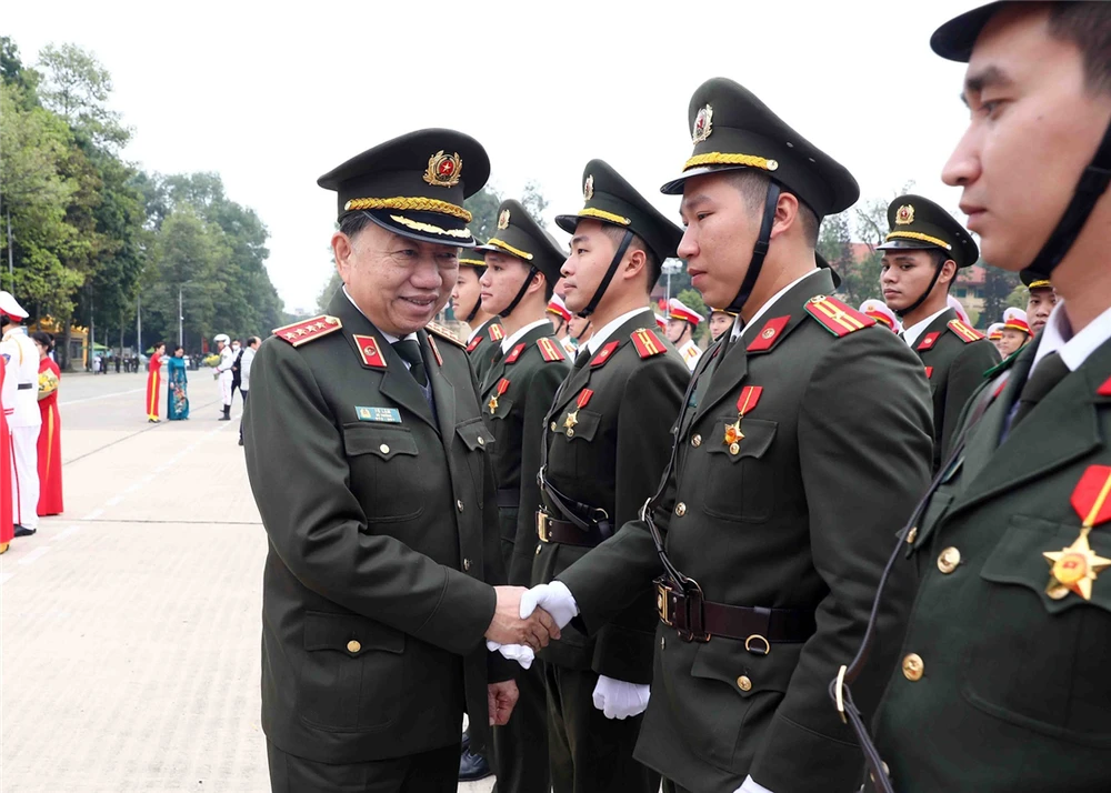 Bộ trưởng Bộ Công an Tô Lâm tặng hoa chúc mừng, động viên các khối tham gia Hội thao. Ảnh BCA