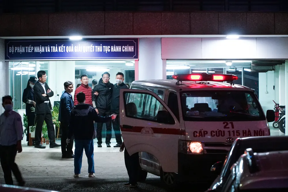 Khoảng 19 giờ, hai chiếc xe cấp cứu được điều động tới, có người được đưa lên xe. Khoảng 19 giờ, hai chiếc xe cấp cứu được điều động tới, có người được đưa lên xe.