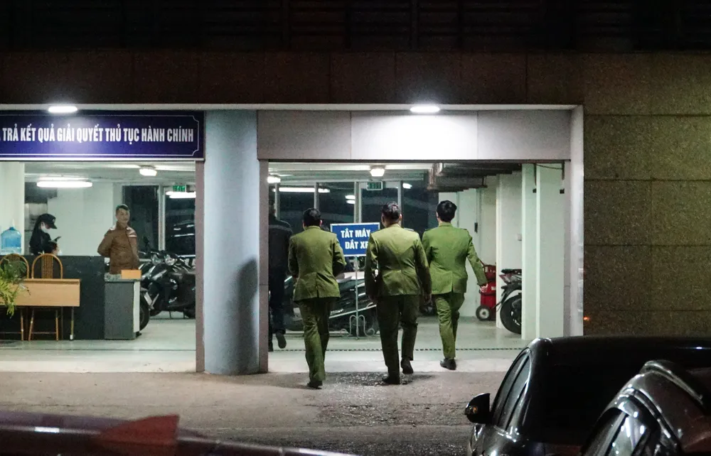 Phía bên trong, từng tốp công an vẫn được tăng cường điều động tới Cục Đăng kiểm Việt Nam. Việc khám xét trong bối cảnh sai phạm tại nhiều trung tâm đăng kiểm liên tiếp bị cơ quan điều tra phát hiện. Phía bên trong, từng tốp công an vẫn được tăng cường điều động tới Cục Đăng kiểm Việt Nam. Việc khám xét trong bối cảnh sai phạm tại nhiều trung tâm đăng kiểm liên tiếp bị cơ quan điều tra phát hiện.