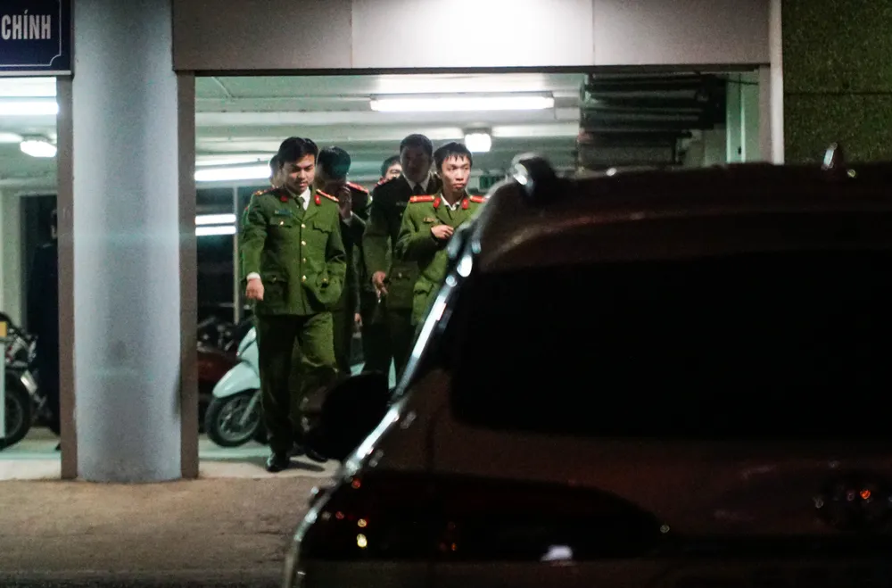 Đây là lần thứ hai, lực lượng công an thực hiện việc khám xét tại trụ sở này. Trước đó, ngày 28-12-2022, Công an TP.HCM phối hợp cùng nhiều đơn vị nghiệp vụ Bộ Công an đã khám xét Phòng Kiểm định xe cơ giới, Cục Đăng kiểm Việt Nam. Đây là lần thứ hai, lực lượng công an thực hiện việc khám xét tại trụ sở này. Trước đó, ngày 28-12-2022, Công an TP.HCM phối hợp cùng nhiều đơn vị nghiệp vụ Bộ Công an đã khám xét Phòng Kiểm định xe cơ giới, Cục Đăng kiểm Việt Nam.