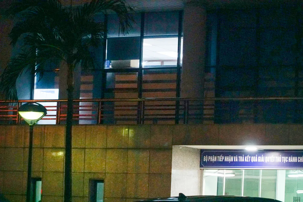 Tới 0 giờ 15 phút sáng nay (6-1), một số phòng tại trụ sở Cục Đăng Kiểm Việt Nam vẫn sáng đèn, việc khám xét vẫn được thực hiện. Tới 0 giờ 15 phút sáng nay (6-1), một số phòng tại trụ sở Cục Đăng Kiểm Việt Nam vẫn sáng đèn, việc khám xét vẫn được thực hiện.