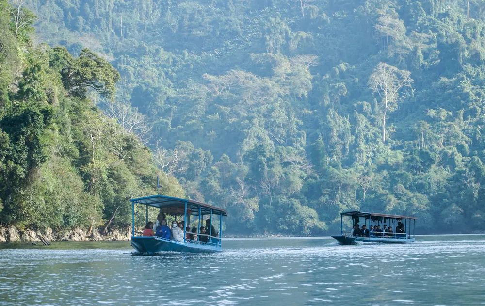 Từ lâu, cảnh quan của hồ đã thu hút nhiều khách du lịch. Mặt nước hồ xanh như ngọc bích, trong veo, soi rõ mây trời, núi rừng, tựa như một bức tranh sơn thủy hữu tình.