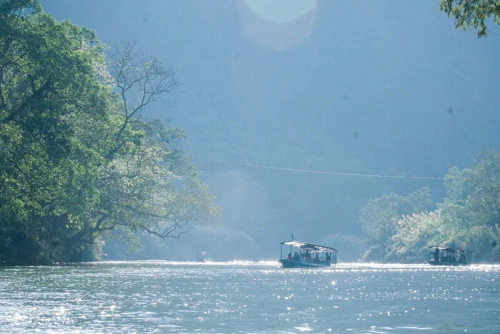 Hồ mang nét huyền bí như chính truyền thuyết về sự phát tích khu hồ mà bà con người Tày vẫn truyền kể bao đời nay, câu chuyện về một trận đại hồng thủy mang màu sắc thần thoại, đã tạo ra khu hồ.