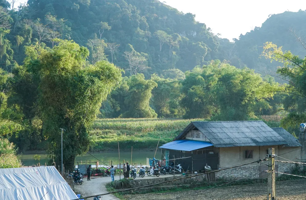 Nếp nhà đơn sơ, mang vẻ đẹp thơ mộng, đặc trưng của núi rừng đông Bắc.