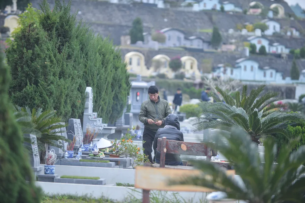 Hàng năm, khi Tết đến xuân về, các gia đình lại tới mộ phần dòng tộc ở quê hoặc nơi an táng người thân để thực hiện công việc này.