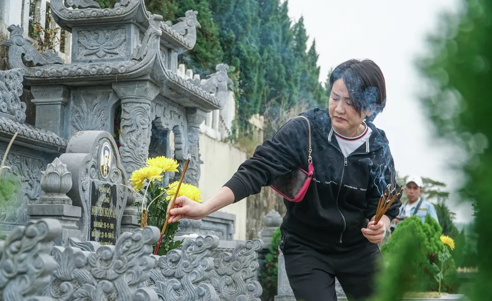 Những nén tâm nhang để tỏ lòng thành kính, biết ơn đối với cội nguồn tổ tiên.