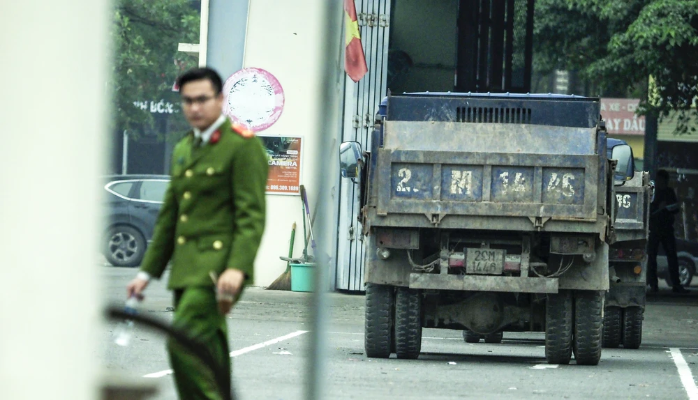 Phía bên trong, lực lượng chức năng đang khám xét. Thông tin ban đầu, Cơ quan Cảnh sát điều tra Công an TP.HCM đang phối hợp với các lực lượng chức năng của Bộ Công an khám xét trạm đăng kiểm này.