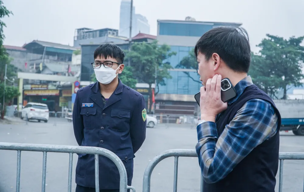 Lực lượng chức năng bảo vệ nơi khám xét nghiêm ngặt, bất cứ ai không có nhiệm vụ đều không được vào bên trong.