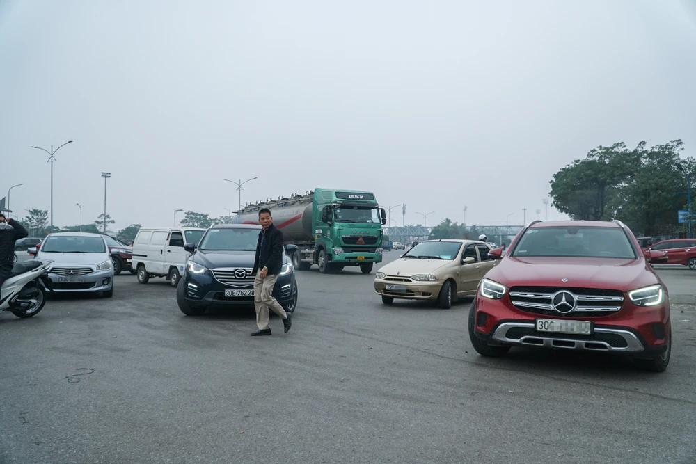 Các ô tô vào đăng kiểm đã phải quay về do trạm bị phong tỏa.