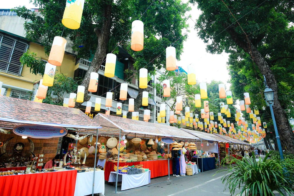 "Khá bất ngờ khi thấy phố bích họa lộng lẫy đến vậy, ngoài không gian văn hóa mang đậm nét truyền thống, khi tới đây chúng em còn được tận hưởng không khí ngày Tết" - Trang chia sẻ.